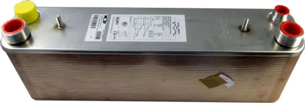 Edelstahl-Wärmetauscher mit mehreren Anschlüssen, ausgestattet mit einem gelben und zwei roten Kappen. Produkt ist von der Marke Wolf.